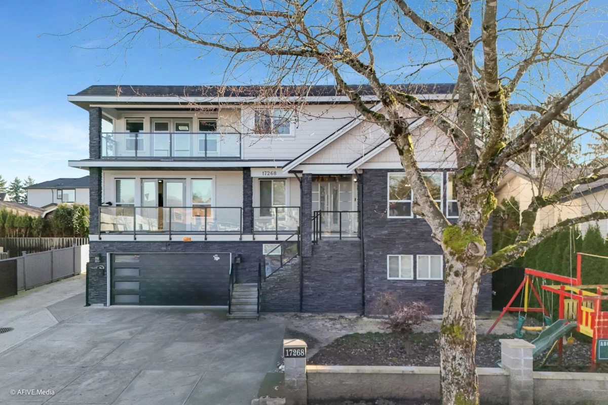 Living Room Photo of 17268 61a Avenue, Surrey, BC