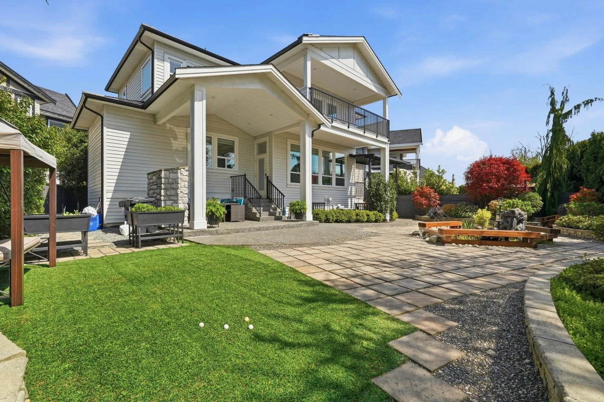 Living Room Photo of 19736 71a Avenue, Langley, BC