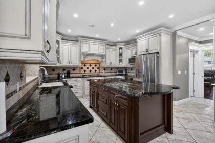 Kitchen Island Photo of 31920 Glenwood Avenue, Abbotsford, BC