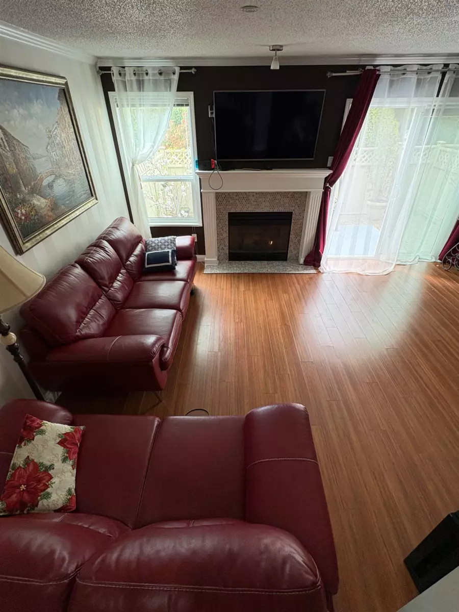Living Room Photo of 6433 121a Street, Surrey, BC