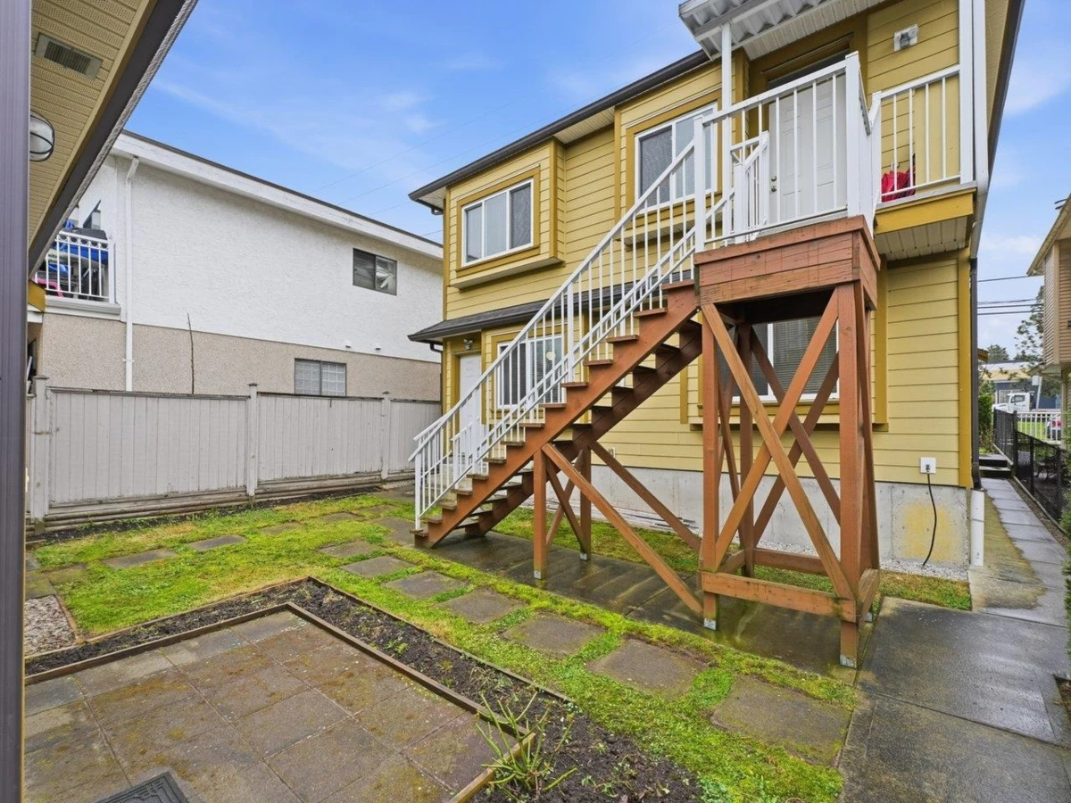 Family Room Photo of 1115 Boundary Road, Vancouver, BC