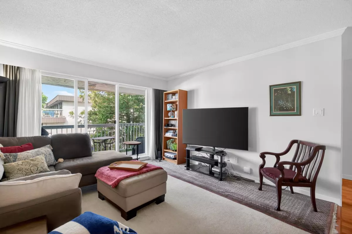 Family Room Photo of 202 1331 Fir Street, White Rock, BC