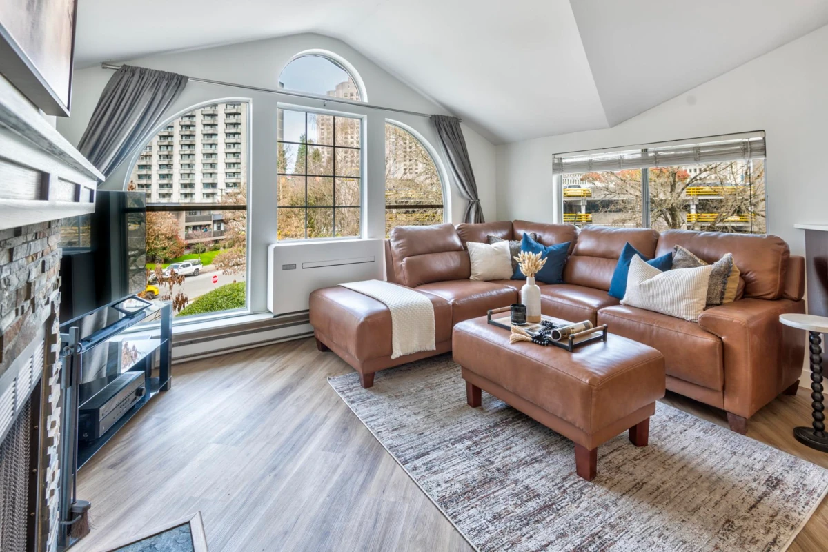 Living Room Photo of 406 888 W 13th Avenue, Vancouver, BC
