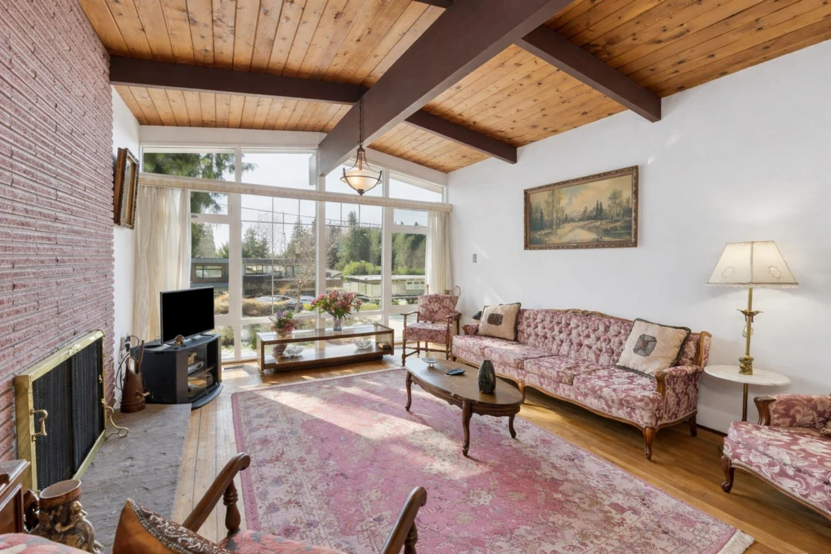 Dining Area Photo of 922 Canyon Boulevard, North Vancouver, BC