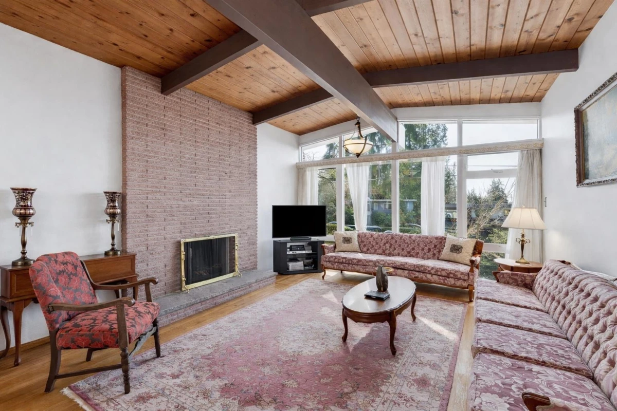Family Room Photo of 922 Canyon Boulevard, North Vancouver, BC