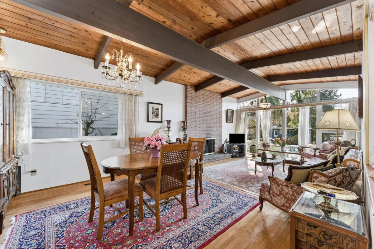 Living Room Photo of 922 Canyon Boulevard, North Vancouver, BC