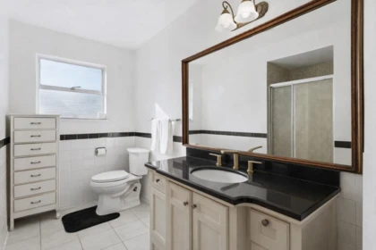 Powder Room Photo of 922 Canyon Boulevard, North Vancouver, BC