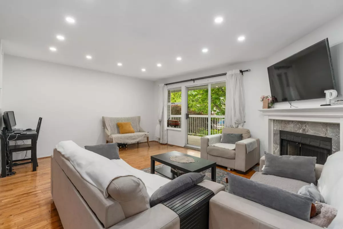 Family Room Photo of 3 13981 70 Avenue, Surrey, BC