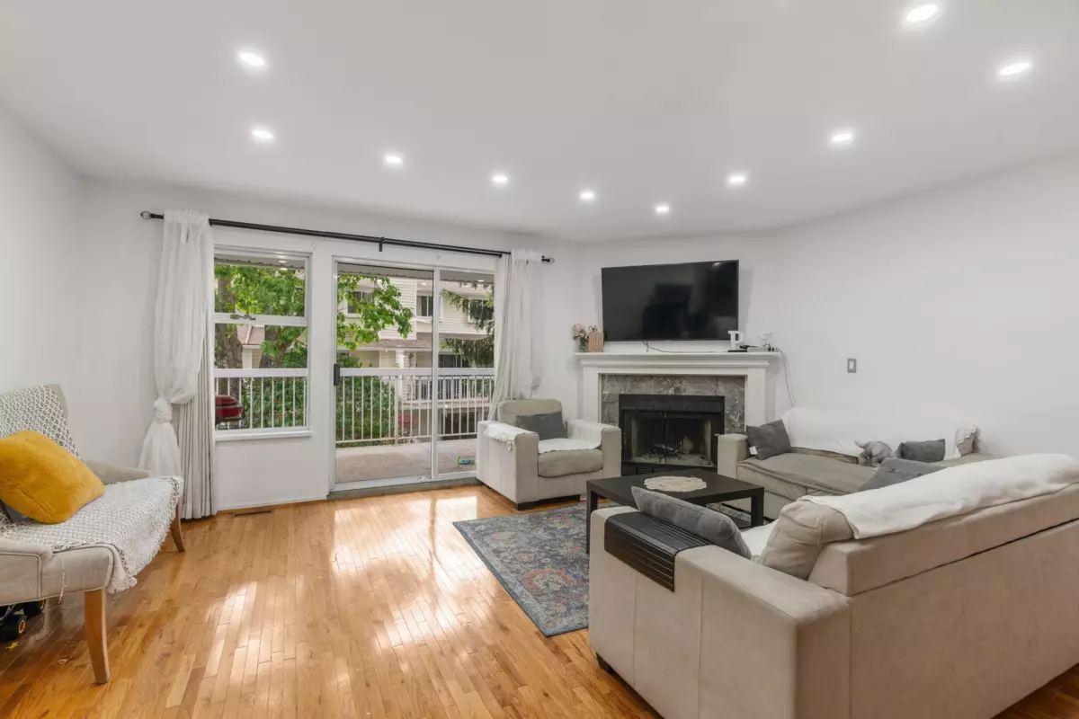 Living Room Photo of 3 13981 70 Avenue, Surrey, BC