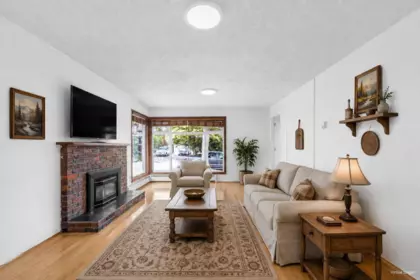 Kitchen Island Photo of 12881 Carluke Crescent, Surrey, BC