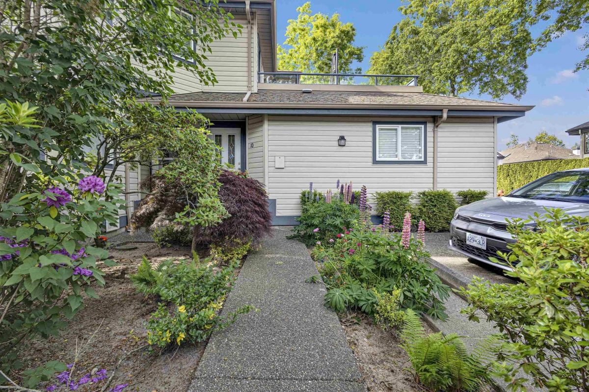 Family Room Photo of 10 8388 158 Street, Surrey, BC