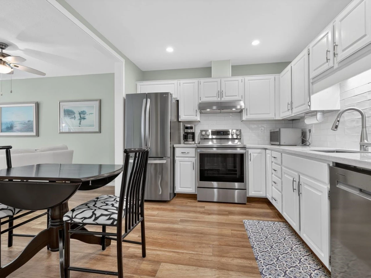 Family Room Photo of 107 14950 Thrift Avenue, White Rock, BC