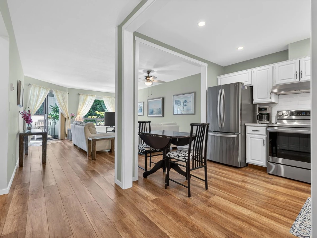 Living Room Photo of 107 14950 Thrift Avenue, White Rock, BC