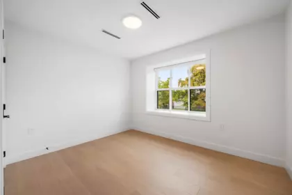 Powder Room Photo of 4 3065 Charles Street, Vancouver, BC