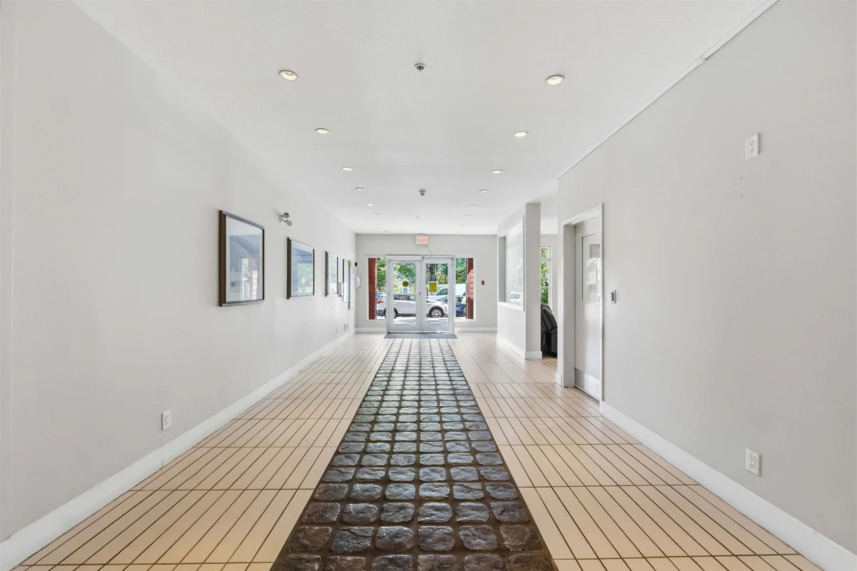 Family Room Photo of 421 15385 101a Avenue, Surrey, BC