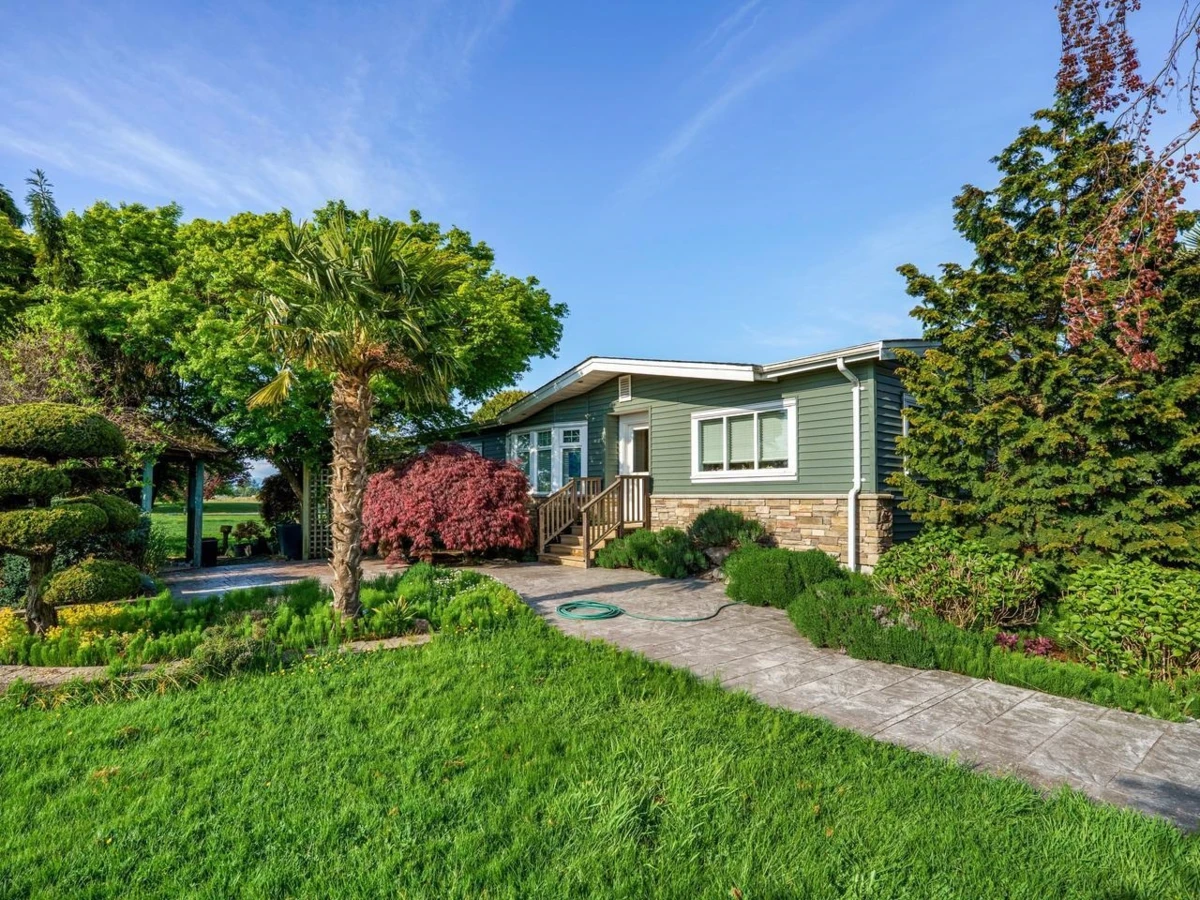 Family Room Photo of 2300 56 Street, Tsawwassen, BC