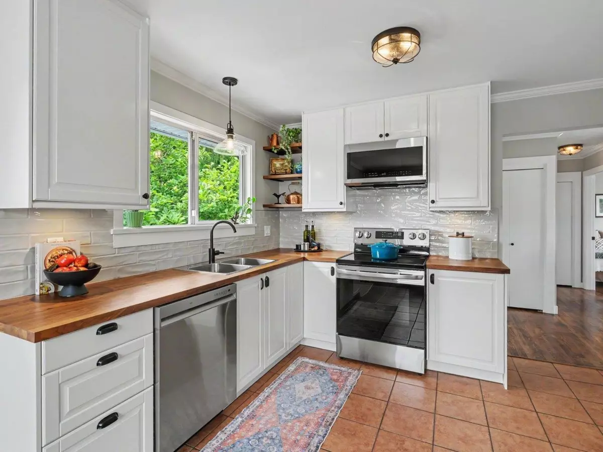 Dining Area Photo of 15876 Roper Avenue, White Rock, BC