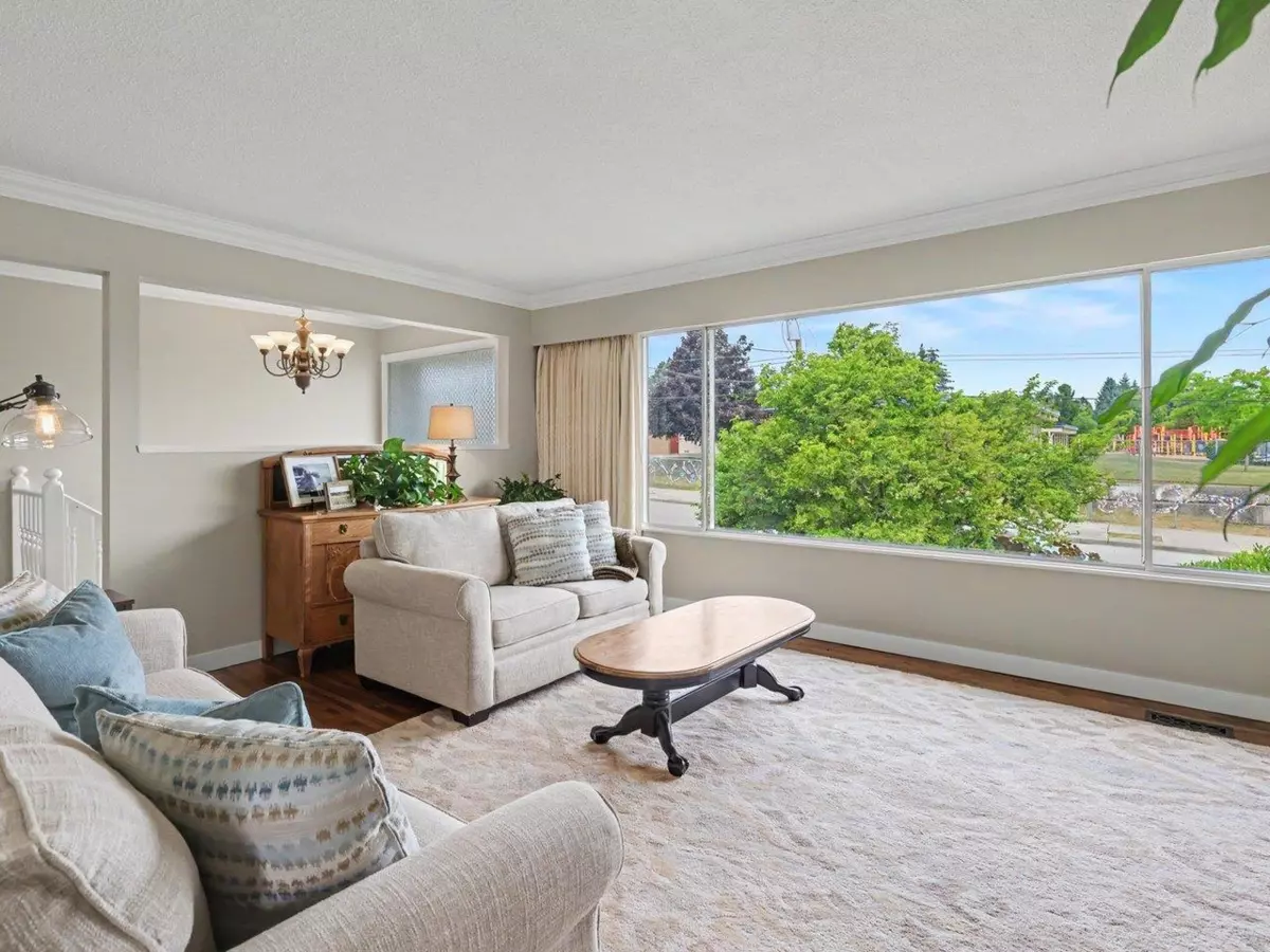 Family Room Photo of 15876 Roper Avenue, White Rock, BC