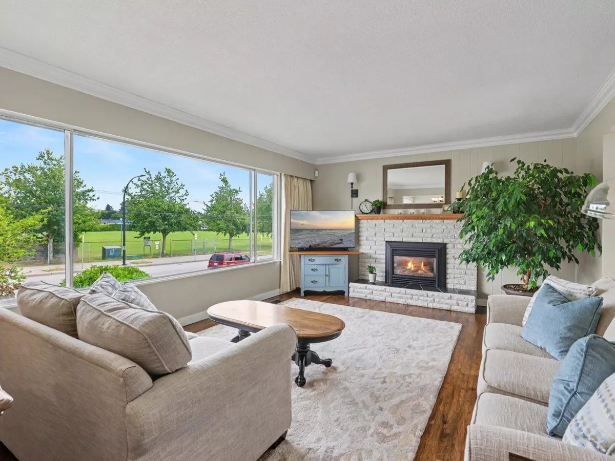 Living Room Photo of 15876 Roper Avenue, White Rock, BC