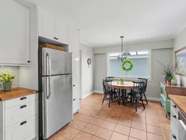 Kitchen Island Photo of 15876 Roper Avenue, White Rock, BC