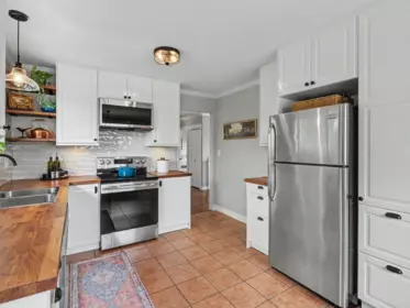 Kitchen Photo of 15876 Roper Avenue, White Rock, BC