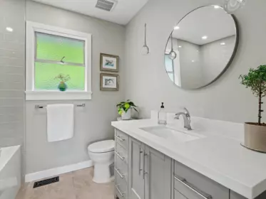 Walk-In Closet Photo of 15876 Roper Avenue, White Rock, BC