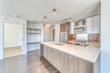 1305 3007 Glen Drive, Coquitlam, BC, Coquitlam — Apartment/Condo for sale