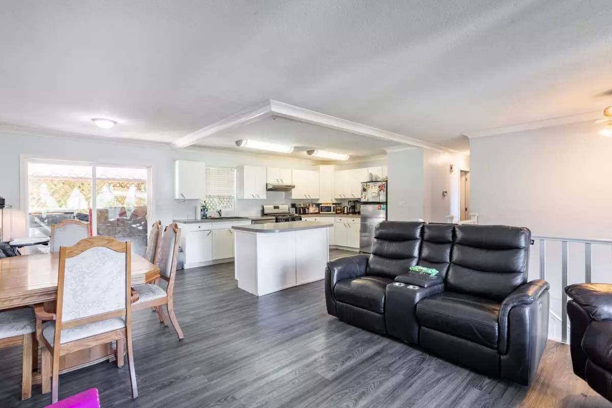 Living Room Photo of 27582 31b Avenue, Langley, BC