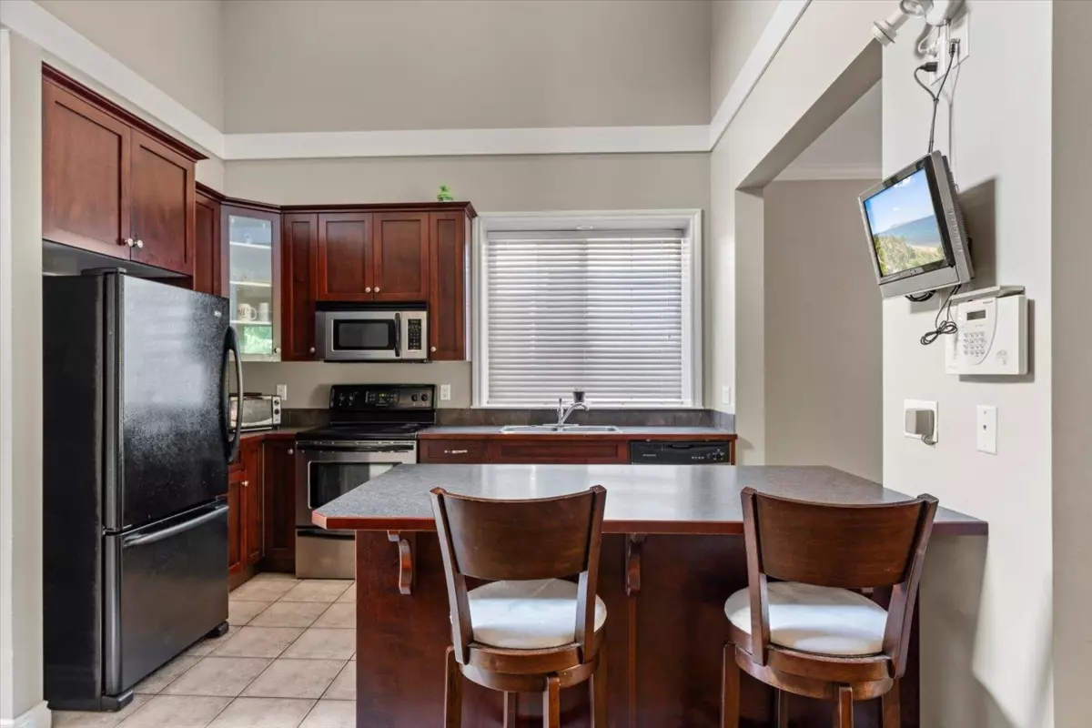 Dining Area Photo of 35 45545 Tamihi Way, Chilliwack, BC