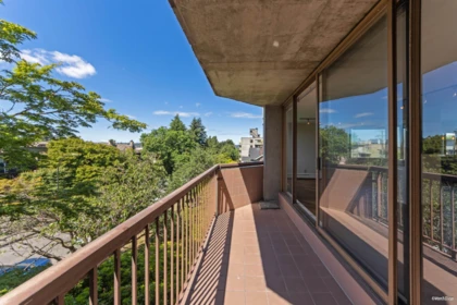 Entry Foyer Photo of 306 2445 W 3rd Avenue, Vancouver, BC