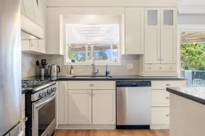 Kitchen Island Photo of 1276 Kent Street, White Rock, BC