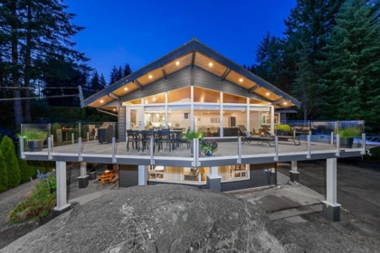 Kitchen Island Photo of 4375 Woodcrest Road, West Vancouver, BC