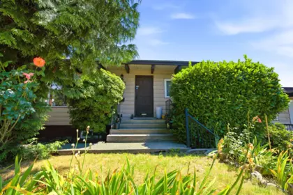 Breakfast Nook Photo of 338-342 St. Georges Avenue, North Vancouver, BC