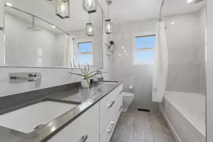 Guest Bathroom Photo of 6876 Hycrest Drive, Burnaby, BC