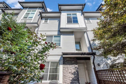 Living Room Photo of 32 5867 129 Street, Surrey, BC