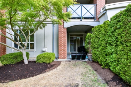 Entry Foyer Photo of 110 15357 17a Avenue, Surrey, BC
