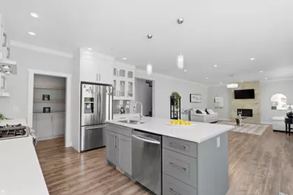 Kitchen Island Photo of 10166 247b Street, Maple Ridge, BC