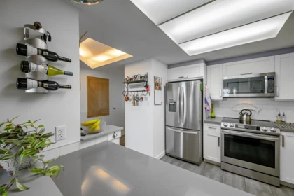 Kitchen Photo of 1503 13353 108 Avenue, Surrey, BC