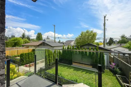 Front Yard Photo of 3 215 E 21st Street, North Vancouver, BC