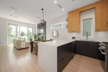 Kitchen Photo of 3 215 E 21st Street, North Vancouver, BC