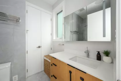 Laundry Room Photo of 3 215 E 21st Street, North Vancouver, BC