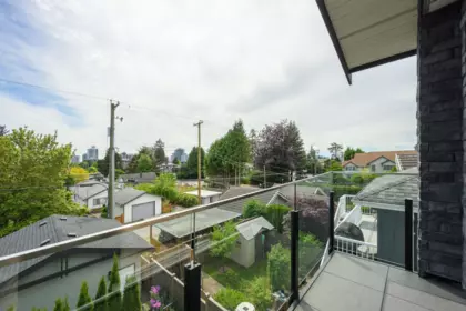 Swimming Pool Photo of 3 215 E 21st Street, North Vancouver, BC
