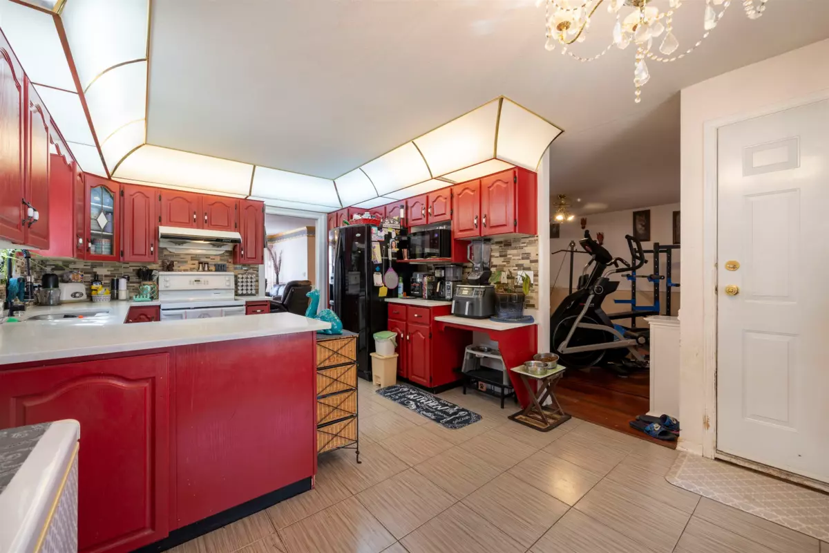 Guest Bathroom Photo of 14446 Bedford Drive, Surrey, BC