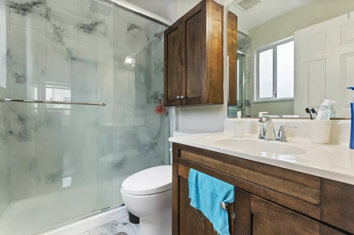 Primary Bathroom Photo of 32110 Rogers Avenue, Abbotsford, BC