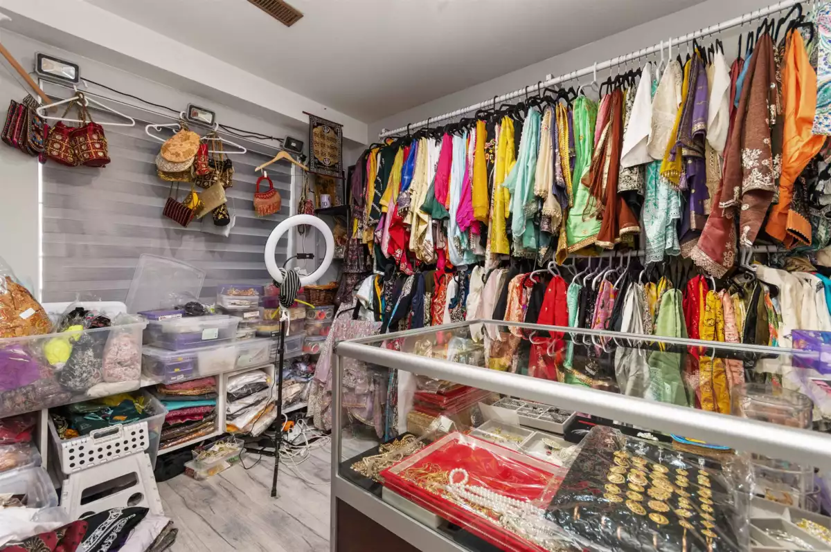 Swimming Pool Photo of 32110 Rogers Avenue, Abbotsford, BC