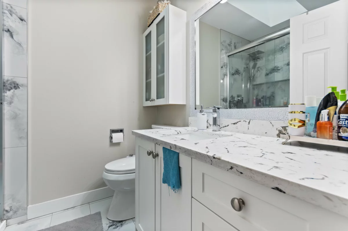 Walk-In Closet Photo of 32110 Rogers Avenue, Abbotsford, BC