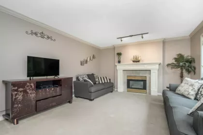 Entry Foyer Photo of 17163 102 Avenue, Surrey, BC