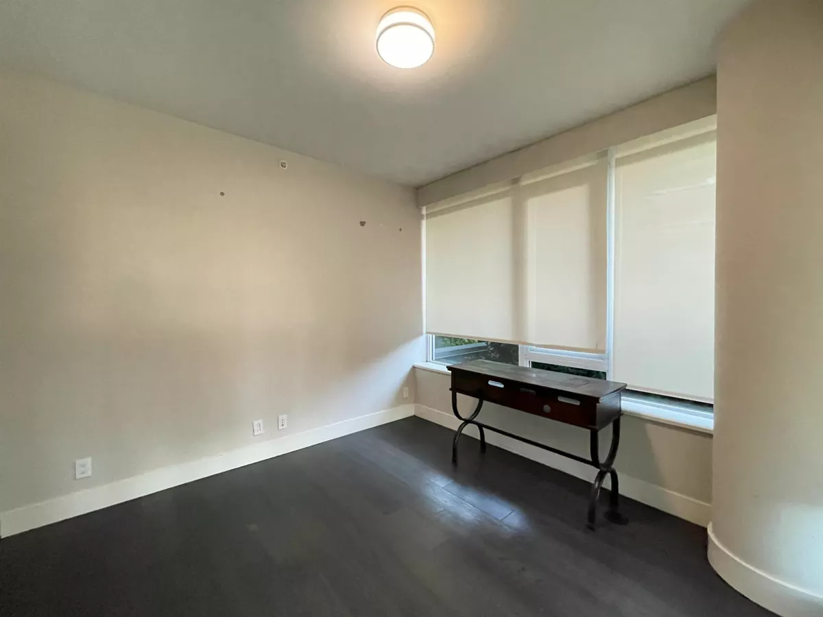 Kitchen Island Photo of 100 888 Arthur Erickson Place, West Vancouver, BC