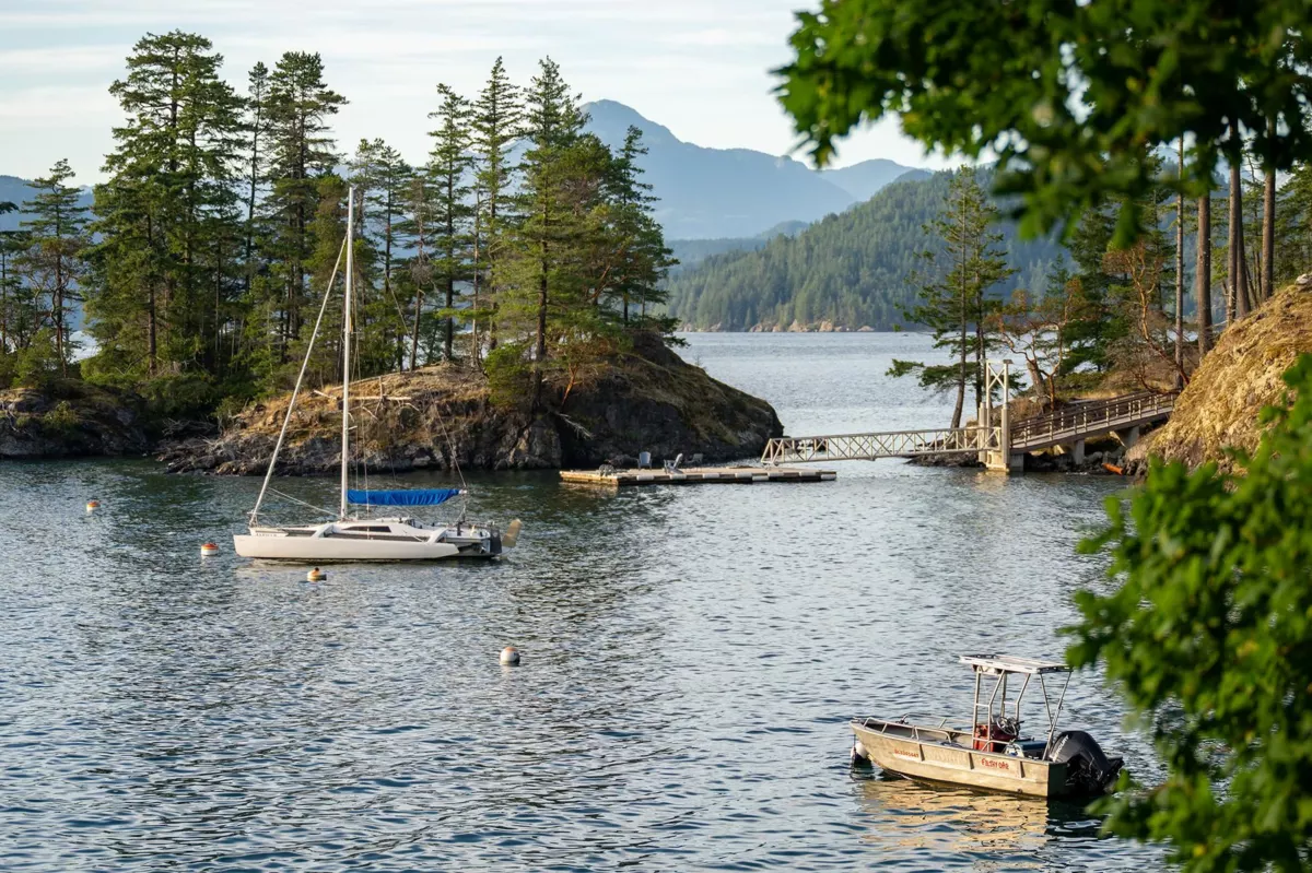 Family Room Photo of 1558 Mount Gardner Road, Bowen Island, BC