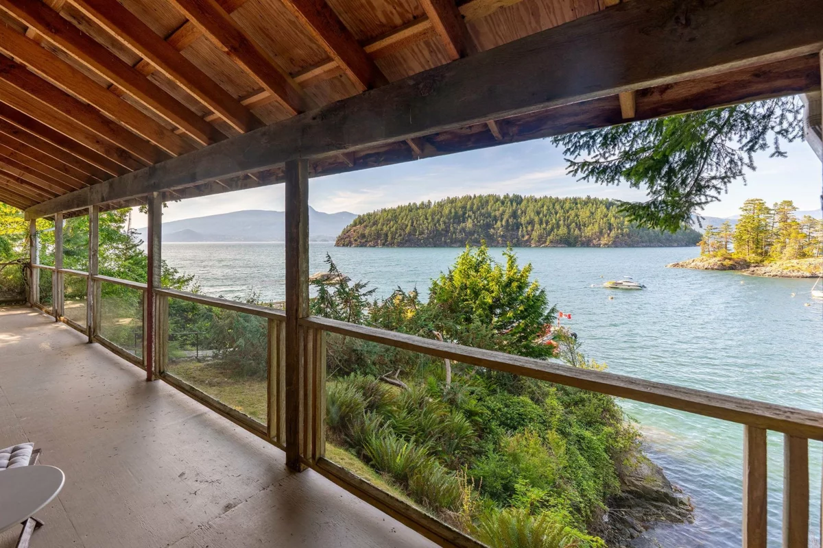 Kitchen Island Photo of 1558 Mount Gardner Road, Bowen Island, BC